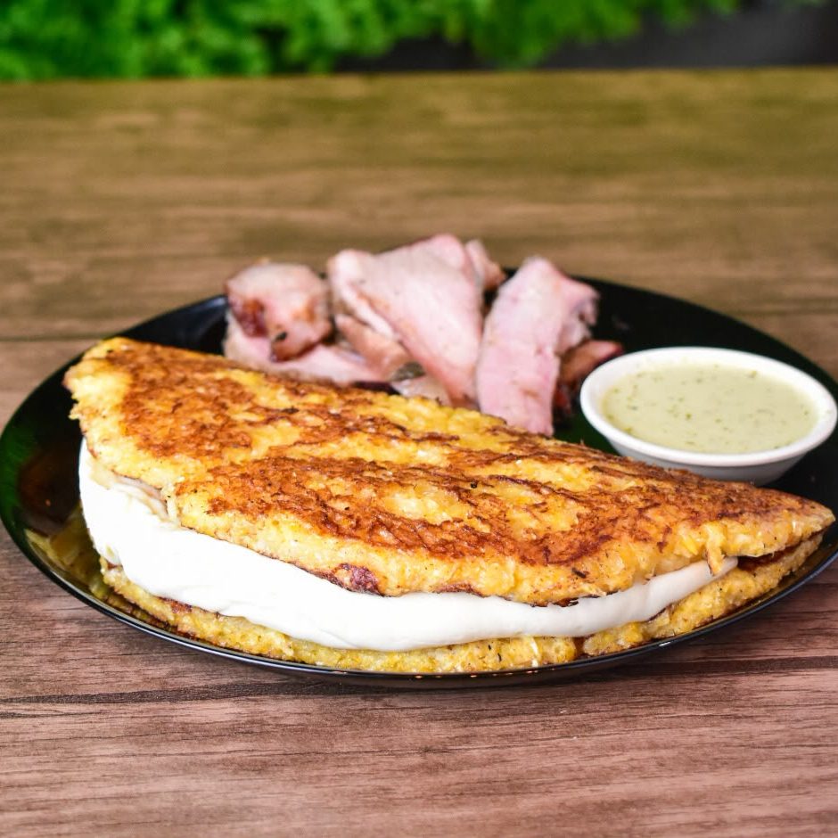 Cachapa Con medio queso y Cochino Asado 150Gr