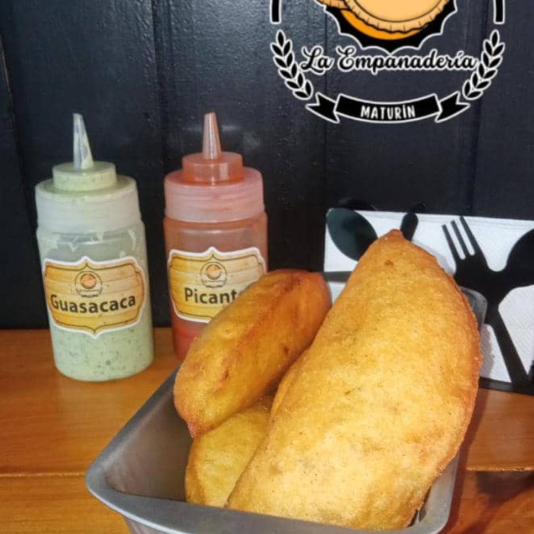Empanada de Mechada con Plátano y Queso