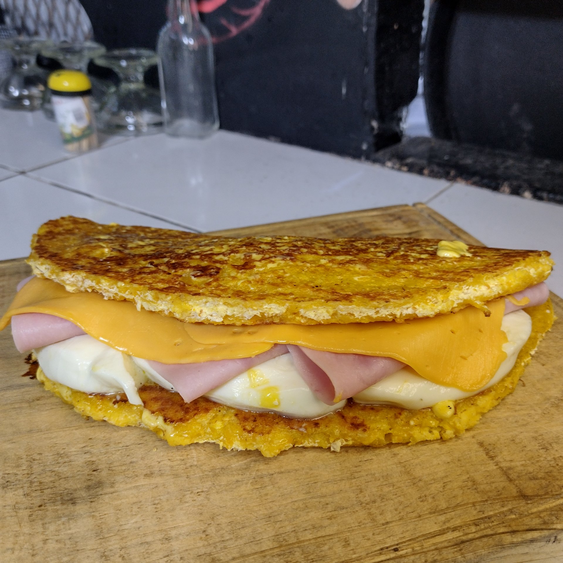 Cachapa con queso de mano, queso amarillo y jamón (2pers)