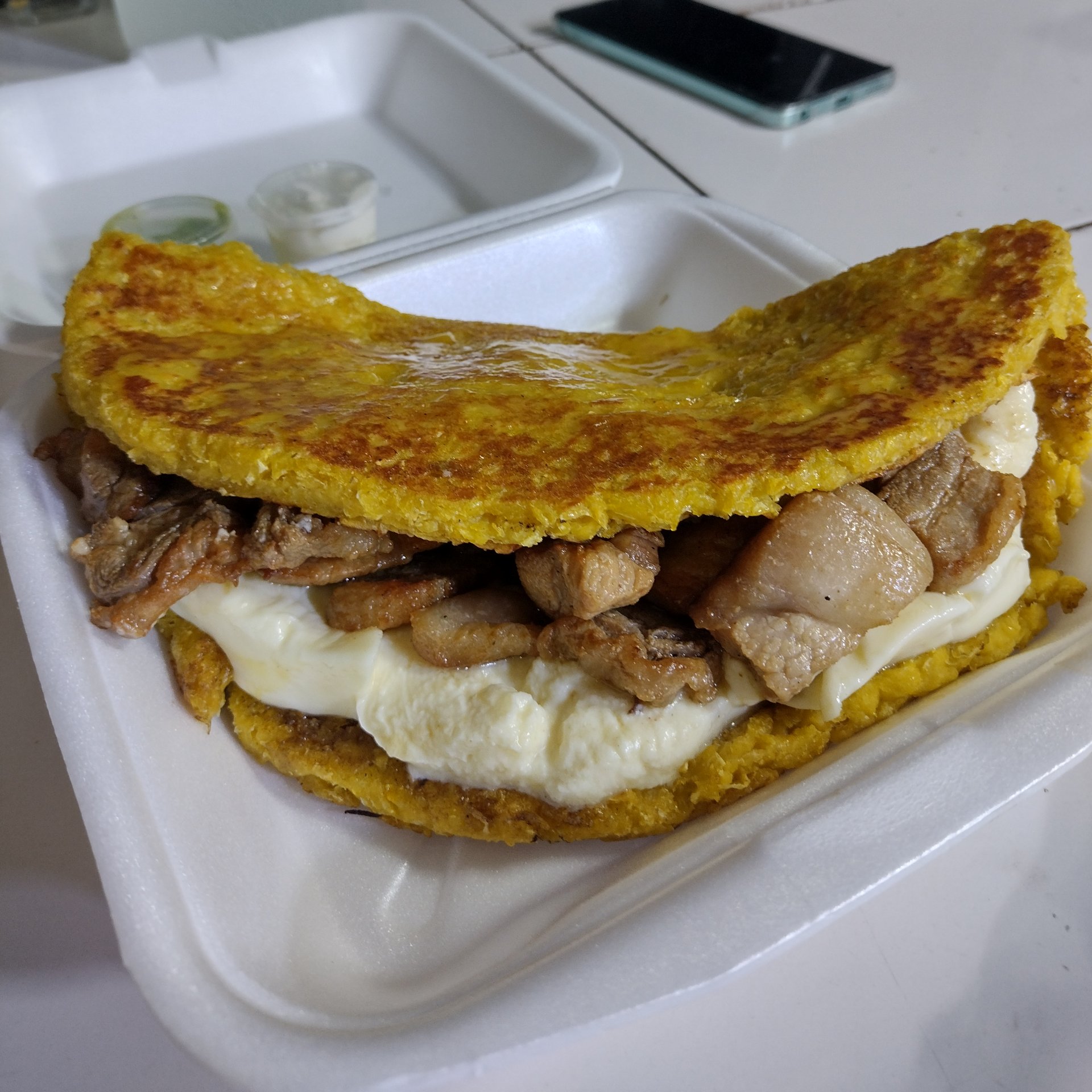 Cachapa con queso de mano y cochino frito (2pers)