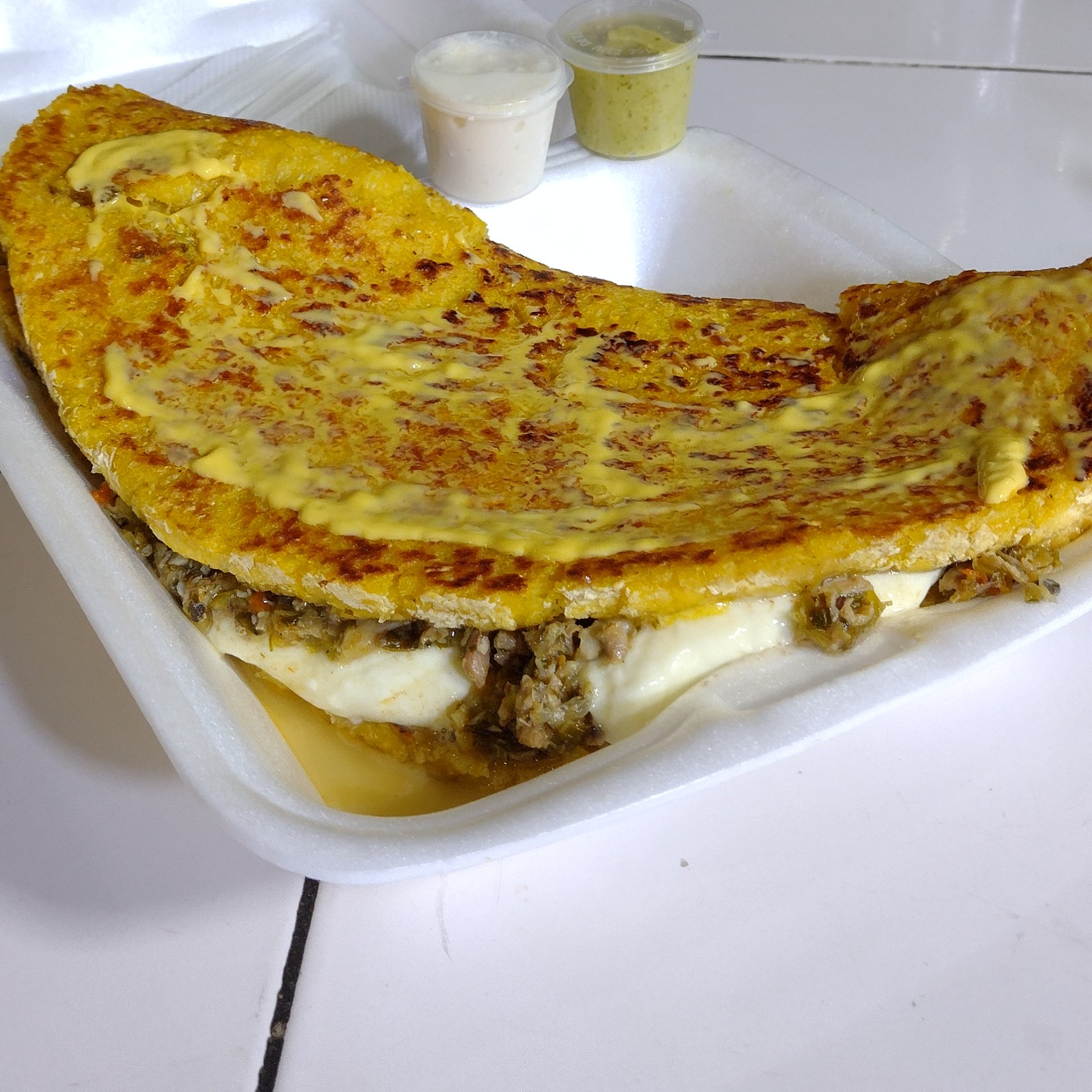 Cachapa con queso de mano y pollo mechado (2pers)