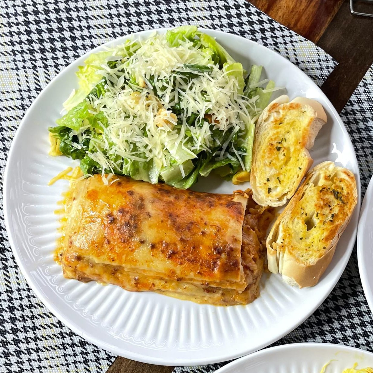 Pasticho + Ensalada César + Pan al Ajillo