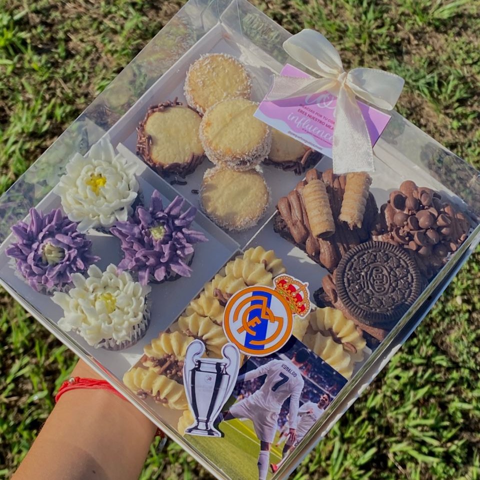 Caja decorada con dulces surtidos