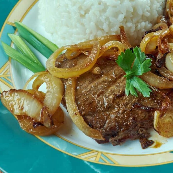 Bistec encebollado